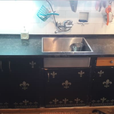 משטח שיש שחור עם כיור נירוסטה במטבח