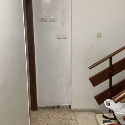 שקעי חשמל ומתגים על קיר לבן