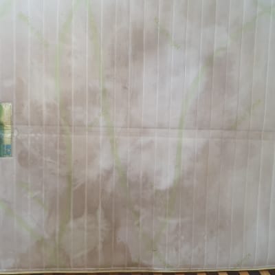 מזרן עם כתמים כהים וירוקים על פני השטח