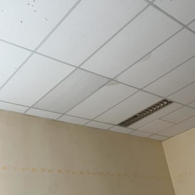 תקרת גבס עם כתמים ותאורה שקועה