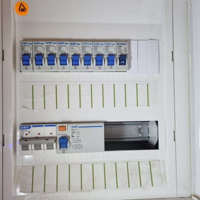 לוח חשמל עם מפסקים ומתגים כחולים