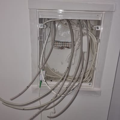 ארון תקשורת פתוח עם כבלים חשופים ומחברים