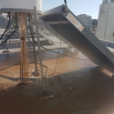 מערכת סולארית עם מים זורמים על גג