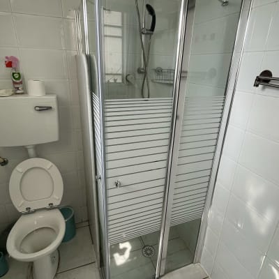 מקלחון זכוכית עם דלתות הזזה וראש מקלחת