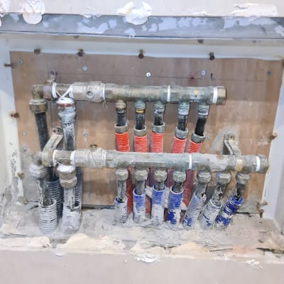 צינורות מים עם חיבורים במערכת אינסטלציה