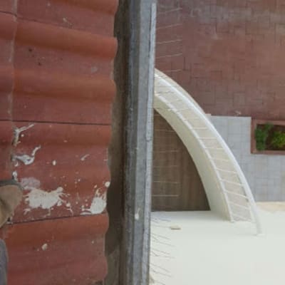 גג רעפים אדום עם קיר בטון צמוד