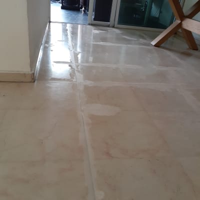 רצפה רטובה לאחר ניקוי עם סימני מים