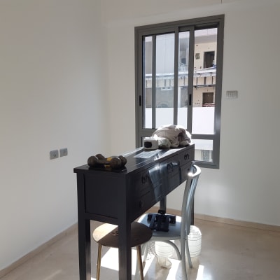 חדר עם קירות לבנים, שולחן עם כלים לצביעה