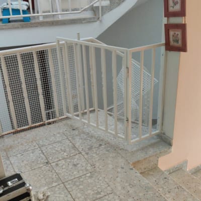 מסגרות תמונות תלויות על קיר ליד מעקה מדרגות