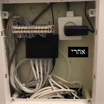 ארון תקשורת עם כבלים ומחבר רשת