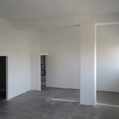 קירות צבועים בלבן בחדר ריק עם חלונות