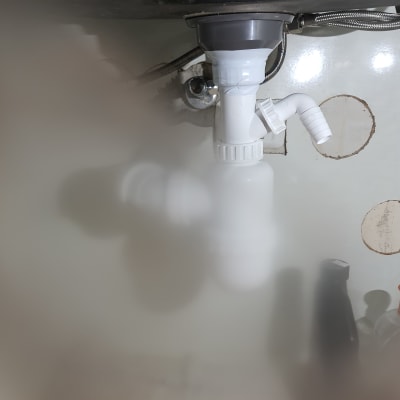 צנרת פלסטיק מתחת לכיור עם חיבורים