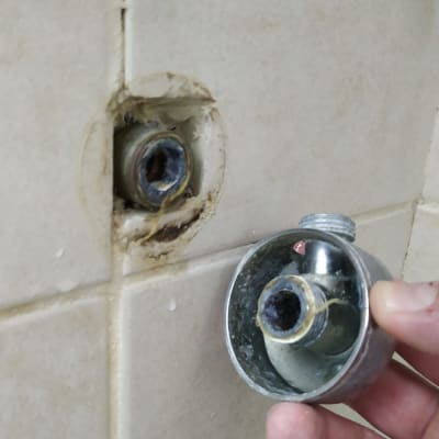 חיבור צינור מים בקיר עם חלק מתכת מנותק