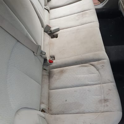 מושב רכב מלוכלך עם כתמים ולכלוך