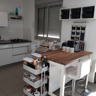 מטבח מאורגן עם עגלת אחסון, מדפים ותבלינים