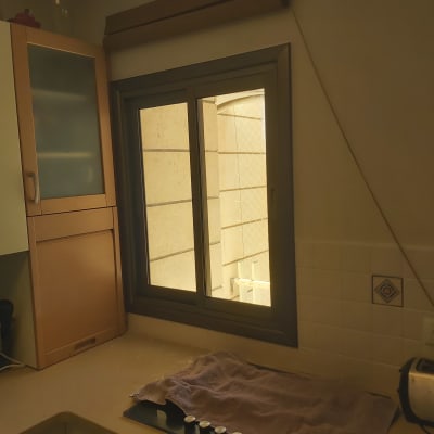 חלון אלומיניום במטבח עם מסגרת אפורה