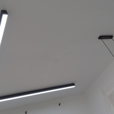 תאורת תקרה מודרנית עם פסי לד ומנורות תלויות