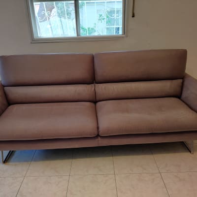 ספה חומה עם כתמים על הריפוד