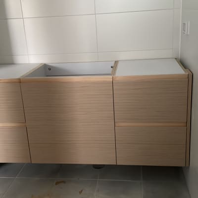 ארון עץ מותקן בחדר עם אריחי קיר לבנים