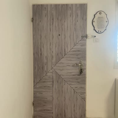 דלת מצופה בטפט דמוי עץ עם ידית מתכת