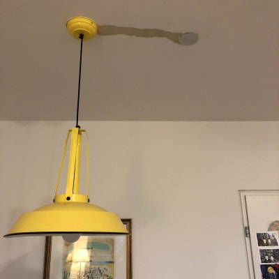 מנורת תקרה צהובה תלויה עם חוט חשמל שחור