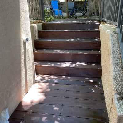 מדרגות עץ עם צללים בגינה