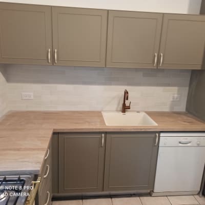 מטבח משופץ עם ארונות חדשים וכיור מותקן