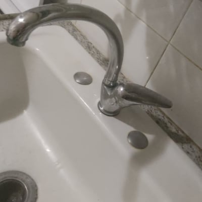 ברז נירוסטה בכיור מטבח לבן