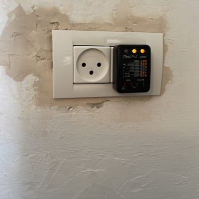 שקע חשמל עם בודק תקינות חשמל מחובר