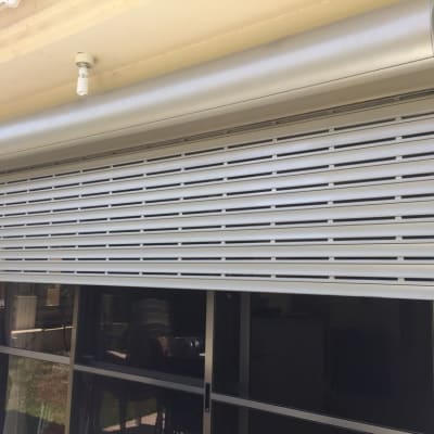 תריסי אלומיניום חיצוניים על חלון זכוכית