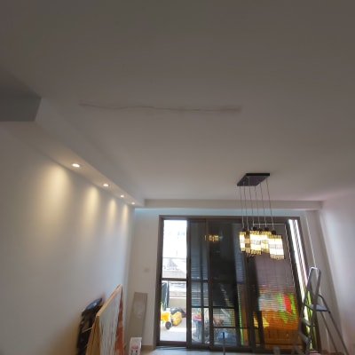 סדק בגבס בתקרה עם תאורה סמוכה