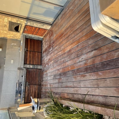 מטבח חוץ עם גריל, כיור ודלתות עץ