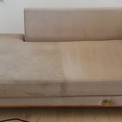 ספה עם כתמים על הריפוד, מחוברת לחשמל