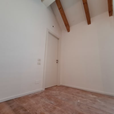 קיר גבס לבן עם דלת ומשקוף עץ