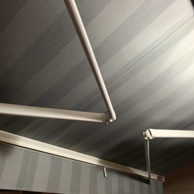 סוכך עם זרועות מתכת ובד מפוספס אפור