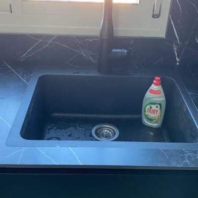 כיור שחור עם ברז ומסנן נירוסטה