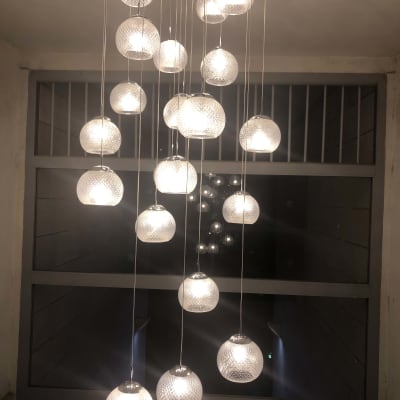 מנורות תלויות עגולות עם חוטים מהתקרה