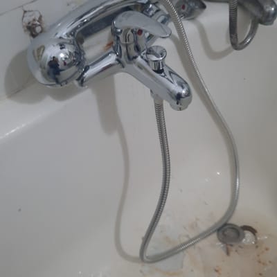 ברז אמבטיה עם צינור גמיש ומפתח צינורות