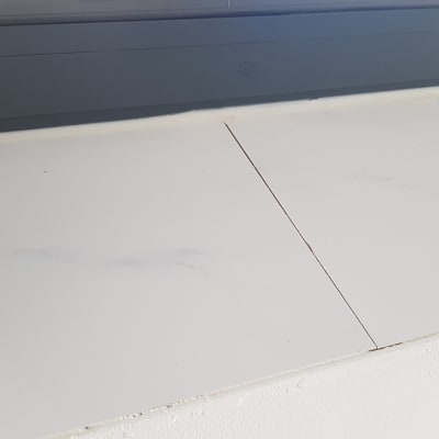 חיבור בין אריחי שיש ליד חלון