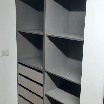 ארון מדפים ומגירות מעץ אפור
