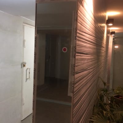 זכוכית מכוסה בניילון עם מדבקות "domar"