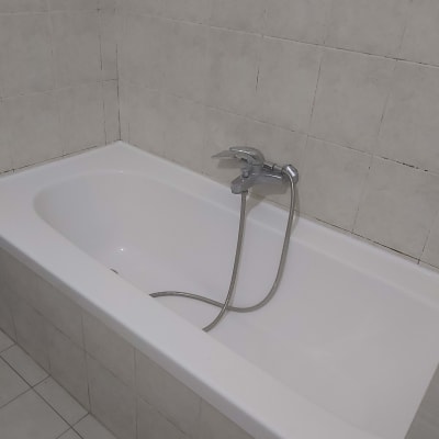 אמבטיה עם חיפוי אריחים וברז מתכת