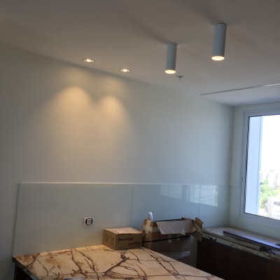 קיר גבס עם תאורה שקועה ותקרה חלקה