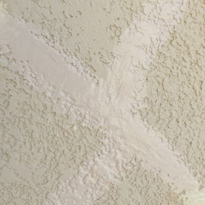 קיר עם מרקם מחוספס וצבע אטימה בהיר