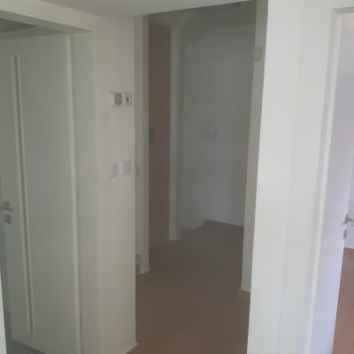 מסדרון עם קירות ודלתות צבועים בלבן