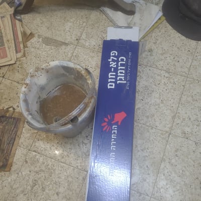 קופסת כרומגן על רצפה ליד דלי