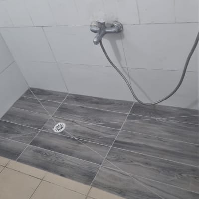 ריצוף חדש במקלחת עם ברז מותקן