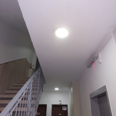 תאורת תקרה חדשה במסדרון עם מדרגות ומעלית