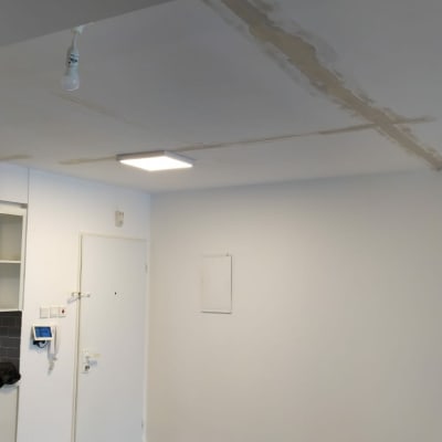 תיקוני גבס בתקרה עם סרט דבק על הרצפה