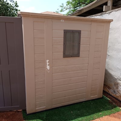 מחסן חום עם דלת פתוחה וחלון קטן